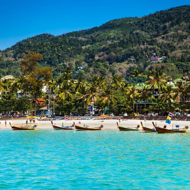 𝗞𝗮𝗻 𝗱𝘂 𝗴æ𝘁𝘁𝗲 𝗹𝗮𝗻𝗱𝗲𝘁? 🌏
Forestil dig duften af pad thai fra gadekøkkenerne, lyden af en tuk-tuk der suser forbi, og farverige longtail boats, der vipper langs kysten 🍜🛺🛶
Et sted hvor smilet er en del af hverdagen, og dagene glider afsted i et roligt tempo.

Du kan cykle gennem rismarker, slentre gennem natmarkeder eller nyde solen fra en hængekøje ved havet 🌾🌅
Her møder du templer midt i bylivet, sand mellem tæerne og en varme – både i vejret og i menneskene 💚

𝗣.𝗦: Landet har 8 bogstaver, starter med T, og er kendt for streetfood, strandliv og store smil 😊

Kan du gætte det? 😁

#rejsmedomtanke #oplevverden #rejseinspiration #cctravel #cctraveldanmark #strand #longtailboat #smil #tuktuk