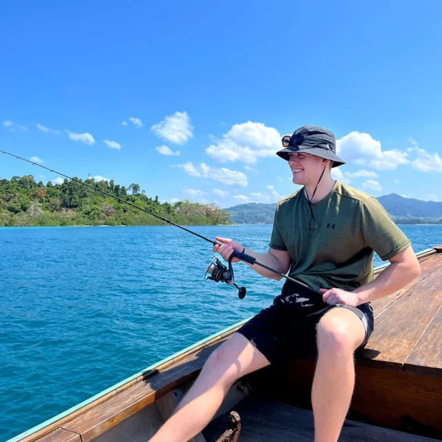 𝗛𝘃𝗮𝗱 𝗺𝗲𝗱 𝗲𝗻 𝗳𝗶𝘀𝗸𝗲𝘁𝘂𝗿 𝗶 𝗺𝗮𝗻𝗴𝗿𝗼𝘃𝗲𝗻? 🎣
Lad mig fortælle dig om en fantastisk oplevelse i Khao Lak! 🤩 

Jeg hedder Victor og jeg har lige været på den fedeste tur til Thailand. Min rejse gik blandt andet til Khao Lak, hvor jeg var på fisketur på en longtailboat med lokale fiskere ⚓

Fiskerne lærte mig om tidevandets betydning for fangst, de forskellige fisk, vi kunne fange og meget mere. Vigtigst af alt lærte de mig at fiske, hvilket jeg aldrig havde prøvet før. Men jeg endte med at fange min første fisk - en fed følelse 😃

Udover at nyde sejren over min fangst, nød jeg også roen, naturen og en lækker frokost. Det var vidunderligt at kunne tilbringe en dag på vandet i rolige omgivelser, samtidig havde guiden medbragt en lækker thailandsk frokost, som jeg kunne nyde på båden med udsigt til de smukke landskaber i horisonten 🌄

Hvis du en dag kommer til Khao Lak, er dette en tur, du ikke må gå glip af! 

Læs mere om muligheden på vores hjemmeside

De bedste rejsehilsner, 
Victor fra C&C Travel ✈️

#oplevverden #rejseinspiration #cctravel #cctraveldanmark #rejsmedomtanke #rejsermedetmenneskeligtansigt #rejsertilthailand #thailand #fisketurimangroven