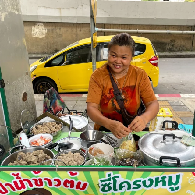 𝗞𝗮𝗹𝗱𝗲𝗿 𝗮𝗹𝗹𝗲 𝗺𝗮𝗱𝗲𝗹𝘀𝗸𝗲𝗿𝗲! 📣
Hvis du skal til Bangkok, så må du ikke gå glip af denne oplevelse! 🍽️ 

På min Thailand rejse, var jeg på Bangkoks bedste gadekøkkener, og det var en fantastisk oplevelse. Sammen med en guide udforskede jeg Thon Buri-distriktet, hvor turister er sjældne, hvilket gjorde turen meget autentisk. Det er samtidig et roligt kvarter, som gør, at man har plads til at udforske og komme ind under huden på området 🔍 

Vi startede med et tempelbesøg, hvorefter vi lagde vejen forbi et lokalt marked, inden vi smagte os gennem mere end 10 lækre retter - alt fra sprøde nudler til søde kokospandekager. Jeg blev meget inspireret af de mange forskellige smage og dufte, jeg oplevede undervejs 🤩 

Det var en vidunderlig måde at opleve Thailands madkultur på, og jeg kan kun sige én ting: 𝗚ø𝗿 𝗱𝗲𝘁! 

Læs mere om turen til Bangkoks bedste gadekøkkener på vores hjemmeside!

De bedste rejsehilsner, 
Victor fra C&C Travel ✈️ 

#cctravel #cctraveldanmark #rejseinspiration #oplevverden #rejsertilthailand #bangkok #gadekøkken #rejsermedetmenneskeligtansigt #foodie #mad