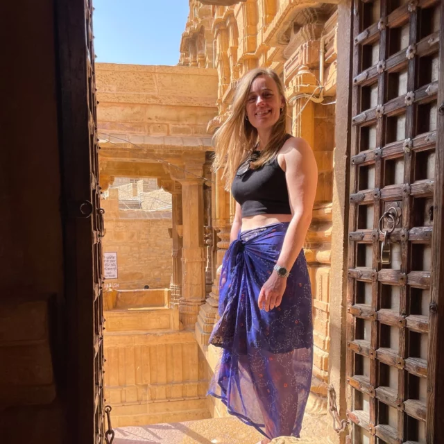 𝗚𝘆𝗹𝗱𝗲𝗻𝘁 𝗲𝘃𝗲𝗻𝘁𝘆𝗿 𝗶 ø𝗿𝗸𝗲𝗻𝗲𝗻! 🌟
Mit navn er Katharina, og jeg er netop vendt hjem fra Indien, hvor jeg besøgte eventyrlige Jaisalmer - også kendt som "den gyldne by" 🐪✨

Jaisalmer er en fantastisk lille ørkenby med imponerende smuk arkitektur. Fortet er uden tvivl byens højdepunkt, og jeg var så heldig at få en helt særlig rundvisning af en lokal, der kendte alt og alle 🛕

Vi brugte flere timer på at udforske små, charmerende templer, rooftop-caféer med fantastiske udsigter og byens gader fyldt med boder, mennesker og køer – og faktisk også nogle overraskende tomme gader. Det sidste havde jeg bestemt ikke regnet med at opleve i Indien! 😅

Har du også lyst til at opleve Indiens gyldne ørkenby?

#cctravel #cctraveldanmark #rejseinspiration #oplevverden #rejsermedetmenneskeligtansigt #rejsertilindien #indien #jaisalmer