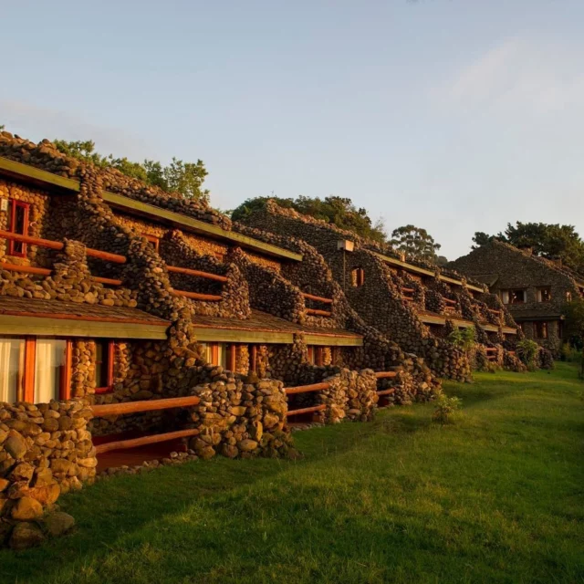 𝗕𝗼 𝗶 𝘃𝘂𝗹𝗸𝗮𝗻𝗸𝗿𝗮𝘁𝗲𝗿 𝗶 𝗧𝗮𝗻𝘇𝗮𝗻𝗶𝗮 🌋
Jeps, du læste rigtigt! Ngorongoro Serena Safari Lodge ligger spektakulært, bygget ind i kraterkanten af det mægtige Ngorongoro-krater!

Tag på en anderledes safari-lodge i Tanzania og glæd dig til...
🌿 Rustikke omgivelser med unikke masai-detaljer
📸 Panoramaudsigt over kraterets vilde dyreliv
🥖 At nyde alt fra friskbagt brød til gryderetter i restauranten
🏡 En oplevelse, du sent glemmer

Her er udsigten næsten lige så vild som dyrelivet! 🐘

Hvem kunne du tænke dig at vågne op her sammen med? 😊

#cctravel #cctraveldanmark #hotelinspiration #oplevverden #rejseinspiration #tanzania #rejsertiltanzania #Ngorongoro #Ngorongoroserenasafarilodge