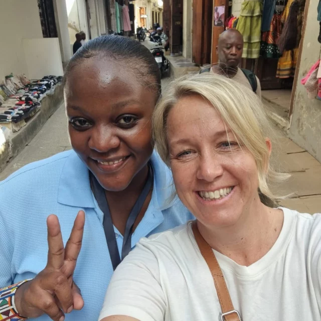 𝗭𝗮𝗻𝘇𝗶𝗯𝗮𝗿 𝗲𝗿 𝗮𝗻𝗱𝗲𝘁 𝗲𝗻 𝗸𝗿𝗶𝗱𝗵𝘃𝗶𝗱𝗲 𝘀𝘁𝗿𝗮𝗻𝗱𝗲 𝗼𝗴 𝘁𝘂𝗿𝗸𝗶𝘀𝗯𝗹𝗮̊𝘁 𝘃𝗮𝗻𝗱! 🌺
Tag med på en fortryllende rejse ind gennem Stone Towns charme - Zanzibars farverige hjerte ❤️

Her snor de små gader sig mellem huse med udskårne trædøre og vasketøj, der blafrer mellem bygningerne. Folk smiler og hilser, mens duften af friskbagte chapati og krydderier hænger i luften.

Stone Town er ikke en by, du skal "se". Det er en by, du skal mærke ❤️

Vores rejsekonsulent, Anne, har sendt lidt billeder hjem fra sin tur, så du kan få en smagsprøve på stemningen 😃

#cctravel #rejseinspiration #cctraveldanmark #oplevverden #rejsermedetmenneskeligtansigt #rejsertilzanzibar #zanzibar #stonetown