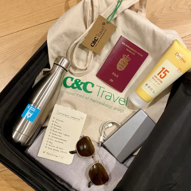 𝗘𝗿 𝗱𝘂 𝗼𝗴𝘀𝗮̊ 𝗿𝗮𝗺𝘁 𝗮𝗳 '𝗽𝗮𝗸𝗸𝗲𝗸𝗿𝗶𝘀𝗲𝗻'? 🧳
Vi ved godt hvordan det er - pas, solcreme og... hvad var det nu?

Var det badetøjet eller tandbørsten, du glemte sidst? 🤔

Vi har lavet en lille rejsehuskeliste - og uanset hvor du skal hen denne sommer, håber vi, at du også pakker feriehumøret 😎

Hvad har vi glemt på listen? 😃

#cctravel #cctraveldanmark #rejsudiverden #rejsermedetmenneskeligtansigt