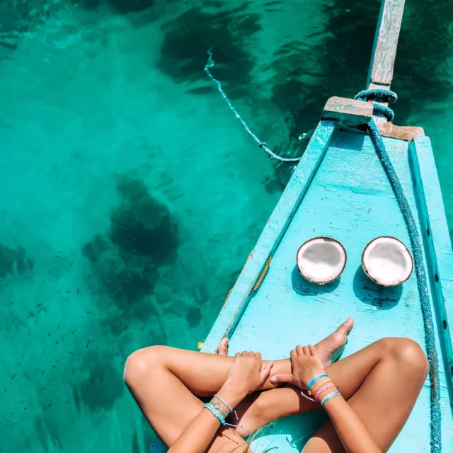 𝗗𝗶𝗴𝗶𝘁𝗮𝗹 𝗱𝗲𝘁𝗼𝘅 𝗶 𝗱𝗲𝗻 𝗯𝗲𝗱𝘀𝘁𝗲 𝗳𝗼𝗿𝘀𝘁𝗮𝗻𝗱 🧘‍♀️
Vi oplever for tiden en stigende efterspørgsel på rejser, der inviterer til at tjekke ud af dagligdagens digitale stress – hvor mobilen ikke hele tiden vibrerer i lommen? Hvor wifi ikke er en selvfølge – og hvor du i stedet kobler dig på det vigtigste: dem, du rejser med 💛

Det prøvede vores rejseekspert Ditte for nylig i Cuba – og hun elskede det!

🗨 𝘋𝘦𝘳𝘩𝘫𝘦𝘮𝘮𝘦 𝘵𝘺𝘦𝘳 𝘷𝘪 𝘩𝘶𝘳𝘵𝘪𝘨𝘵 𝘵𝘪𝘭 𝘴𝘬æ𝘳𝘮𝘦𝘯 𝘧𝘰𝘳 𝘢𝘧𝘴𝘭𝘢𝘱𝘯𝘪𝘯𝘨, 𝘰𝘨 𝘥𝘦𝘵 𝘬𝘶𝘯𝘯𝘦 𝘷𝘪 𝘱𝘭𝘶𝘥𝘴𝘦𝘭𝘪𝘨 𝘪𝘬𝘬𝘦 𝘩𝘦𝘳. 𝘚𝘢̊ 𝘷𝘪 𝘷𝘢𝘳 𝘴𝘢𝘮𝘮𝘦𝘯 𝘱𝘢̊ 𝘦𝘯 𝘩𝘦𝘭𝘵 𝘢𝘯𝘥𝘦𝘯 𝘮𝘢̊𝘥𝘦, 𝘧𝘪𝘬 𝘵𝘢𝘭𝘵 𝘮𝘦𝘨𝘦𝘵 𝘮𝘦𝘳𝘦 𝘰𝘨 𝘷æ𝘳𝘦𝘵 𝘯æ𝘳𝘷æ𝘳𝘦𝘯𝘥𝘦 𝘮𝘦𝘥 𝘷𝘰𝘳𝘦𝘴 𝘣ø𝘳𝘯. 𝘋𝘦𝘵 𝘨𝘢𝘷 𝘷𝘪𝘳𝘬𝘦𝘭𝘪𝘨 𝘳𝘰 𝘵𝘪𝘭 𝘢𝘵 𝘯𝘺𝘥𝘦 𝘧𝘦𝘳𝘪𝘦𝘯 𝘰𝘨 𝘊𝘶𝘣𝘢! 📵🌅

Forestil dig at gå ture under palmerne, sidde længe over en morgenkaffe uden notifikationer – og bare være.

Her er 3 destinationer, hvor du nemt kan tjekke ud og trække vejret helt ned i maven:
🧡 Cuba – svingende dækning og masser af stemning
💙 Filippinerne – ø-liv, kokosnødder og ingen deadlines
💚 Sri Lanka – grøn te, bjerge og tog der kører i slow travel-tempo

Er du klar til at trække stikket og prøve kræfter med den digitale detox-bølge?

#cctravel #cctraveldanmark #digitaldetox #afslapning #ferie #rejsudiverden