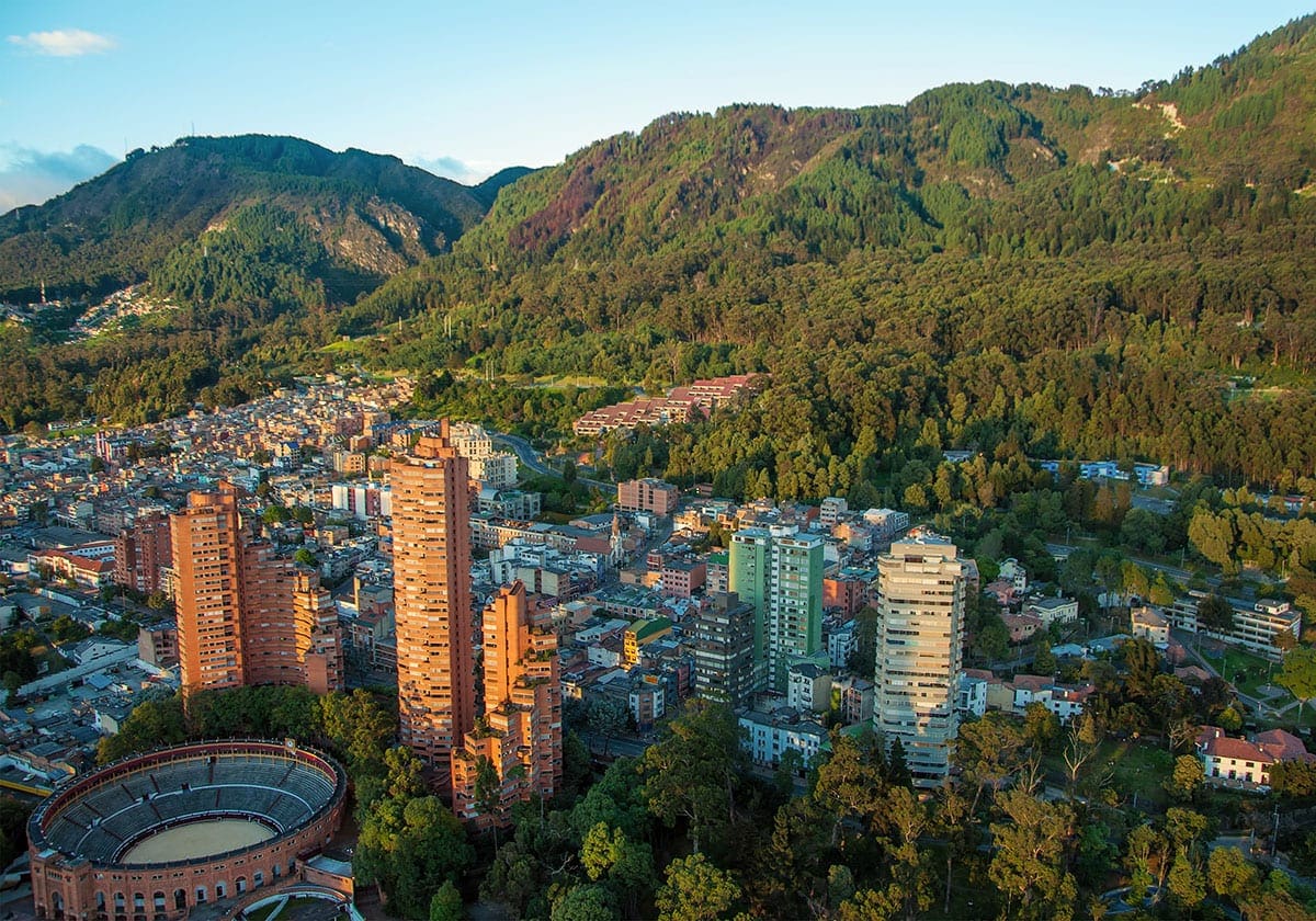 Bogota ligger op til grønne bjerge