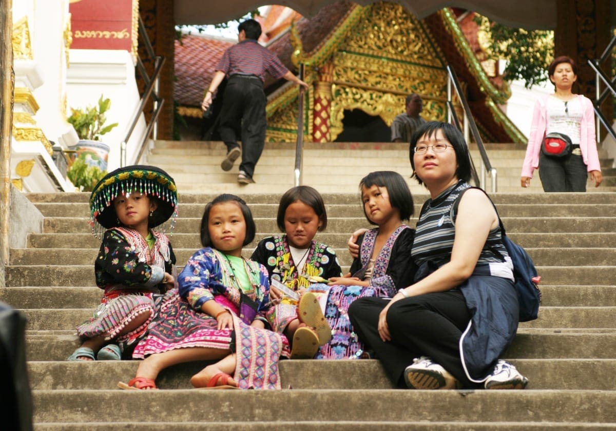 Festklædte piger foran et tempel i Chiang Mai