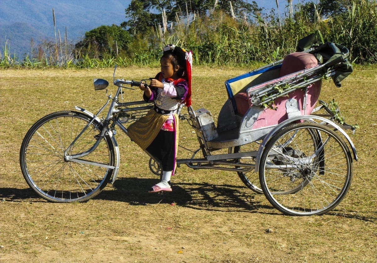 Lille pige med stor cykel!