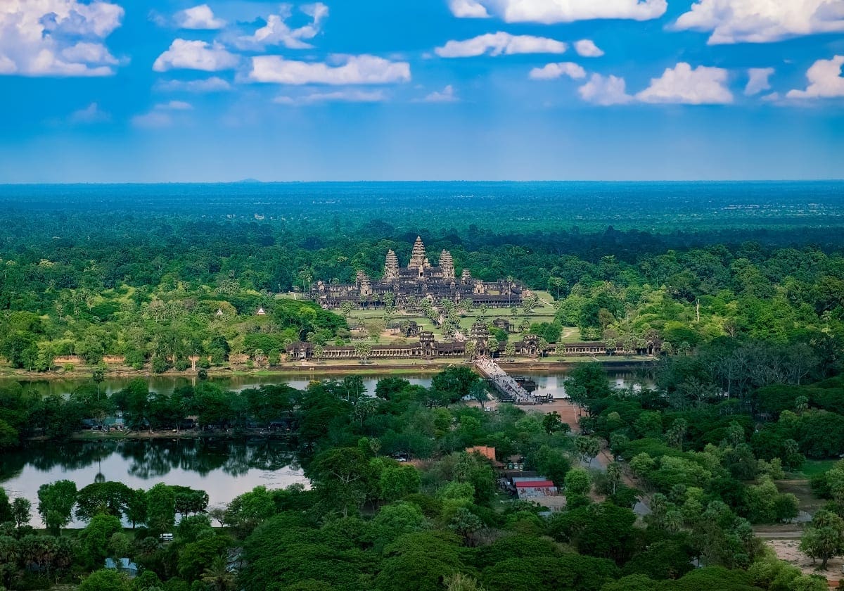 Angkor Wat ligger i smukke omgivelser