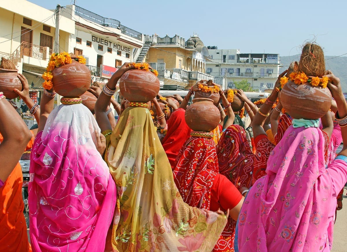 Kvinder i farverige sarier i Pushkars gader
