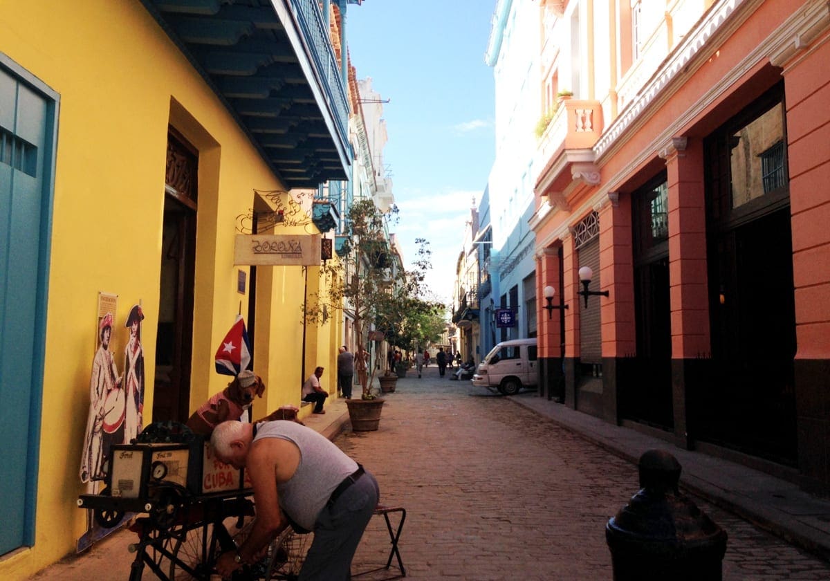 Den smukke gade Calle Mercaderes i den gamle bydel