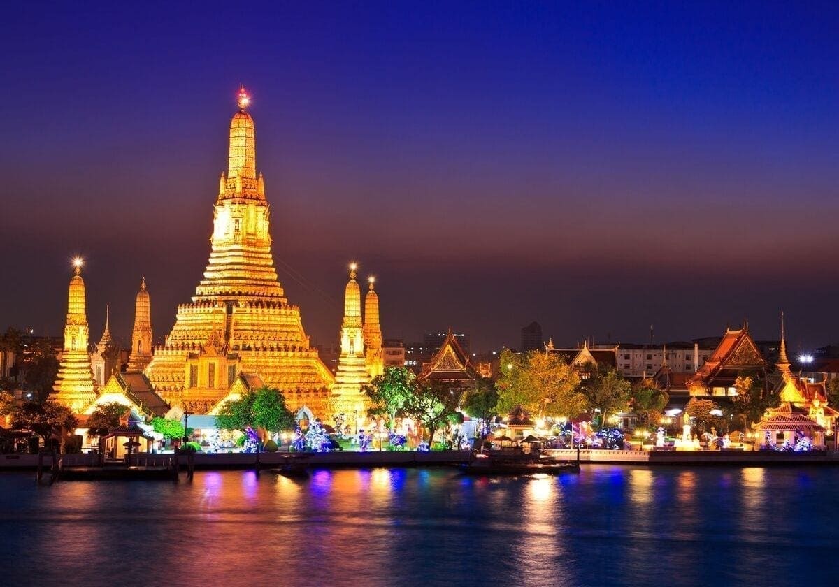 Tag pÃ¥ et dinner cruise pÃ¥ floden og se Bangkok med lys pÃ¥!