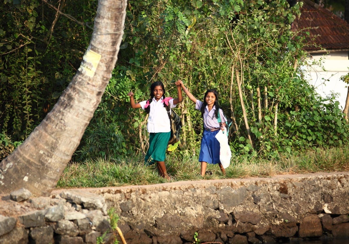 To piger på vej til skole