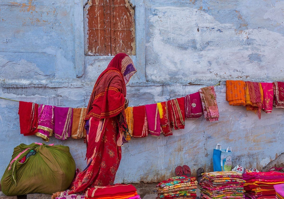 Kvinde sælger sarier i Jodhpurs gader