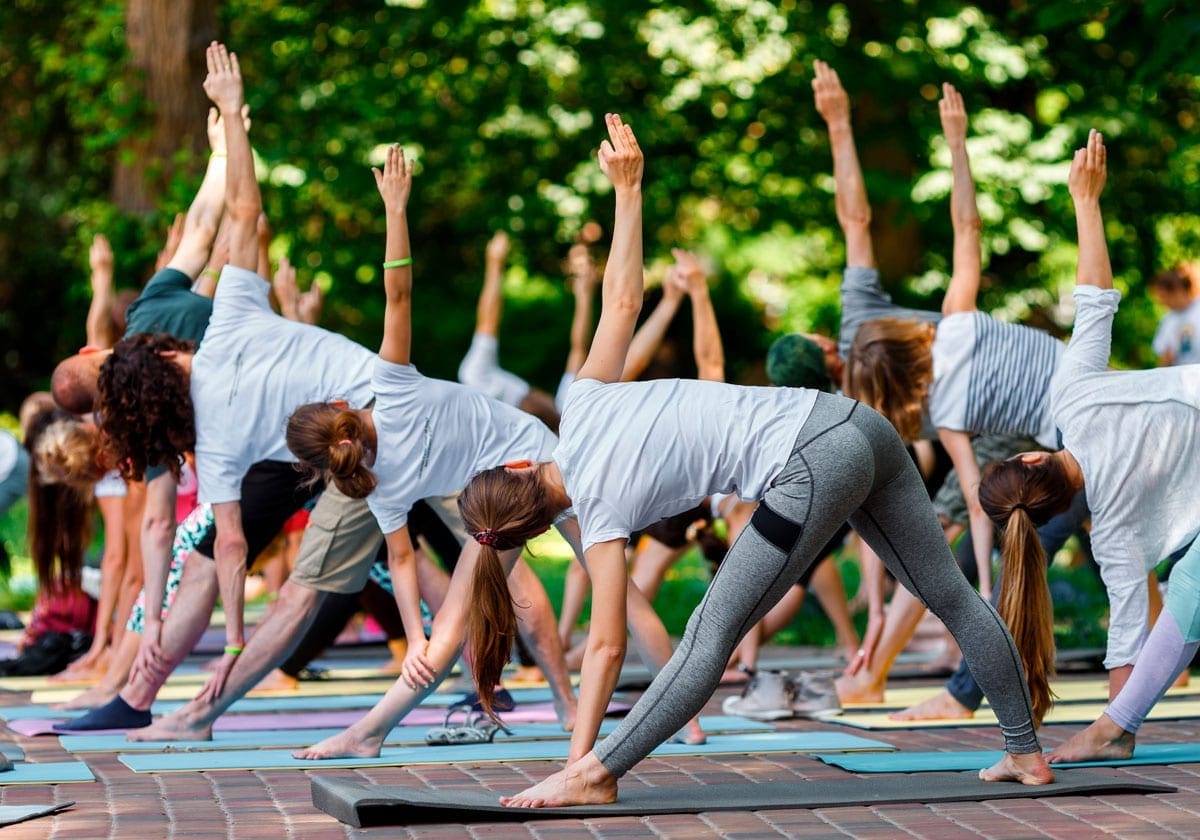 Dyrk yoga i hold på resortet