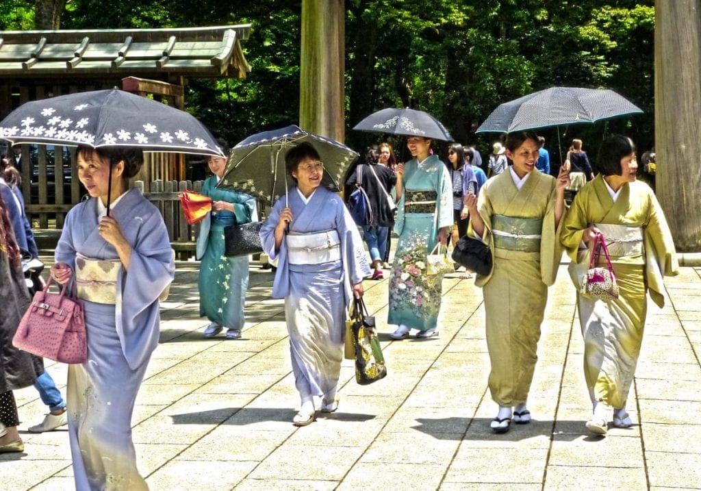 Kvinder i flotte kimonoer i Osaka