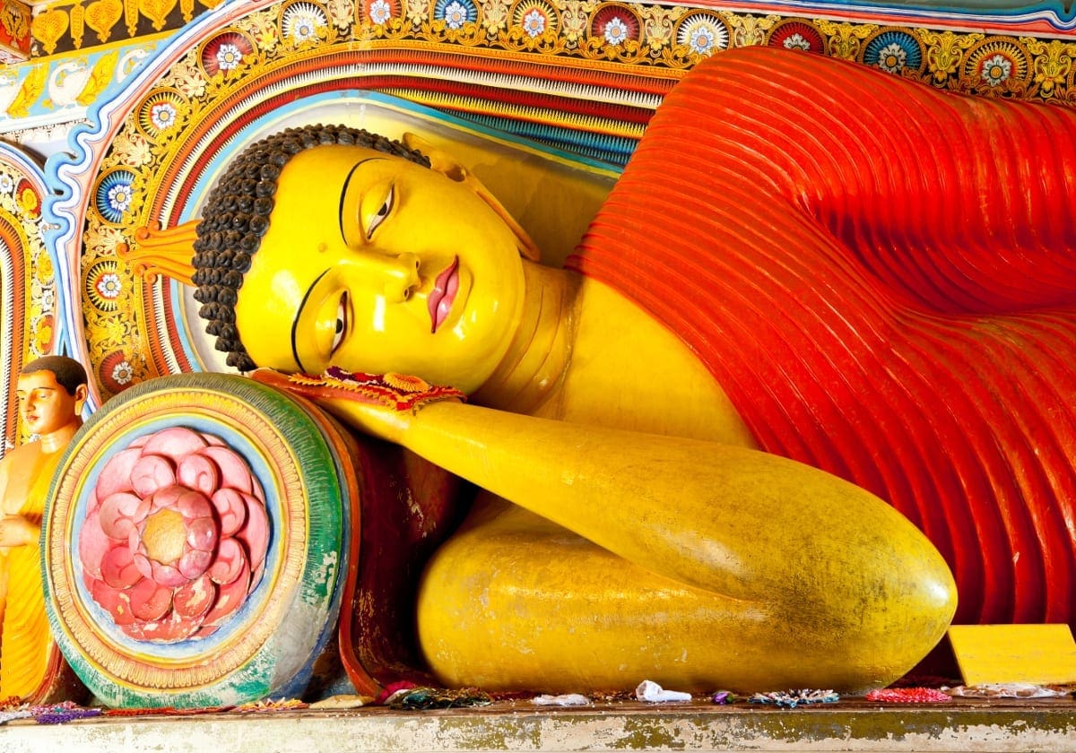 Den tilbagelænede Buddha inde i Isurumuniya klippetempel