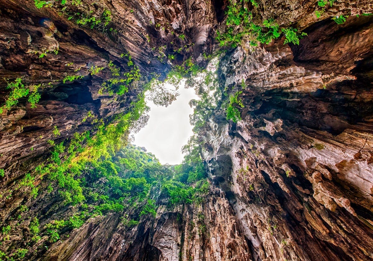 Et kig op gennem Batu grottens klippevægge