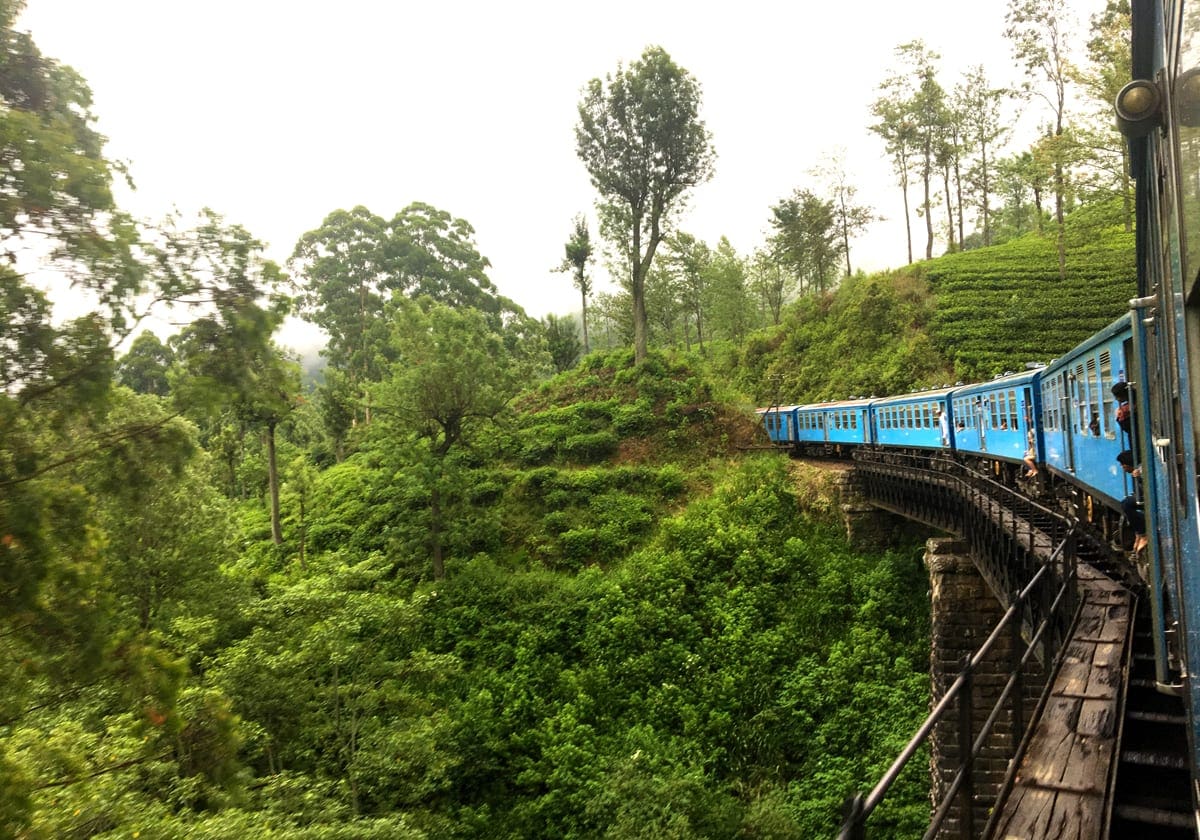 Toget kører igennem de mest utrolige landskaber