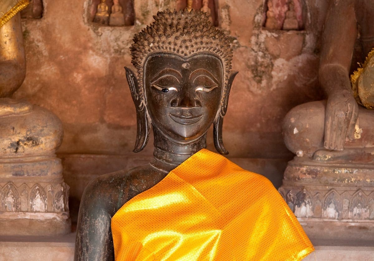 Buddha skulptur i Wat Si Saket