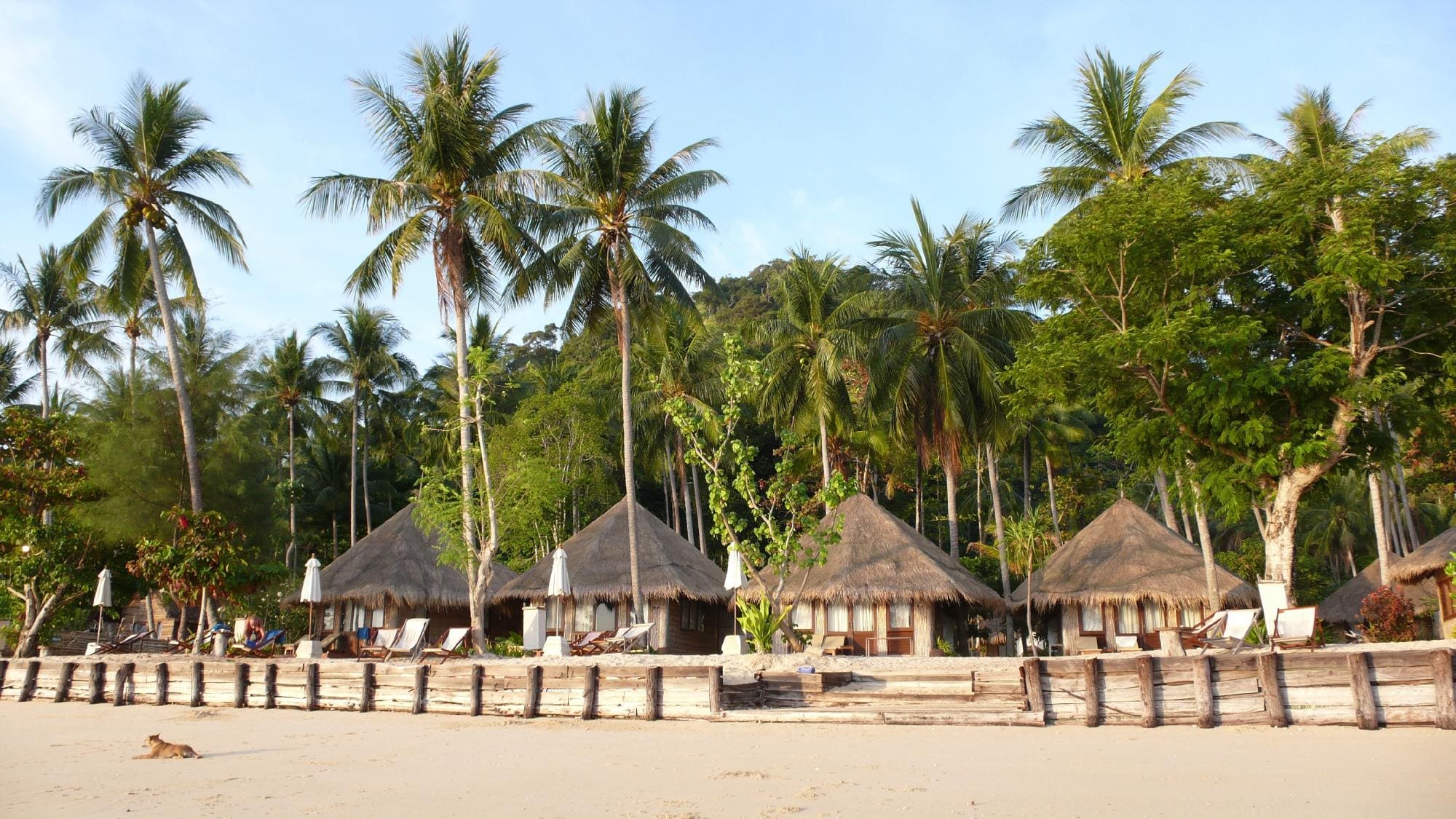 Nogle af hytterne ligger pÃ¥ stranden