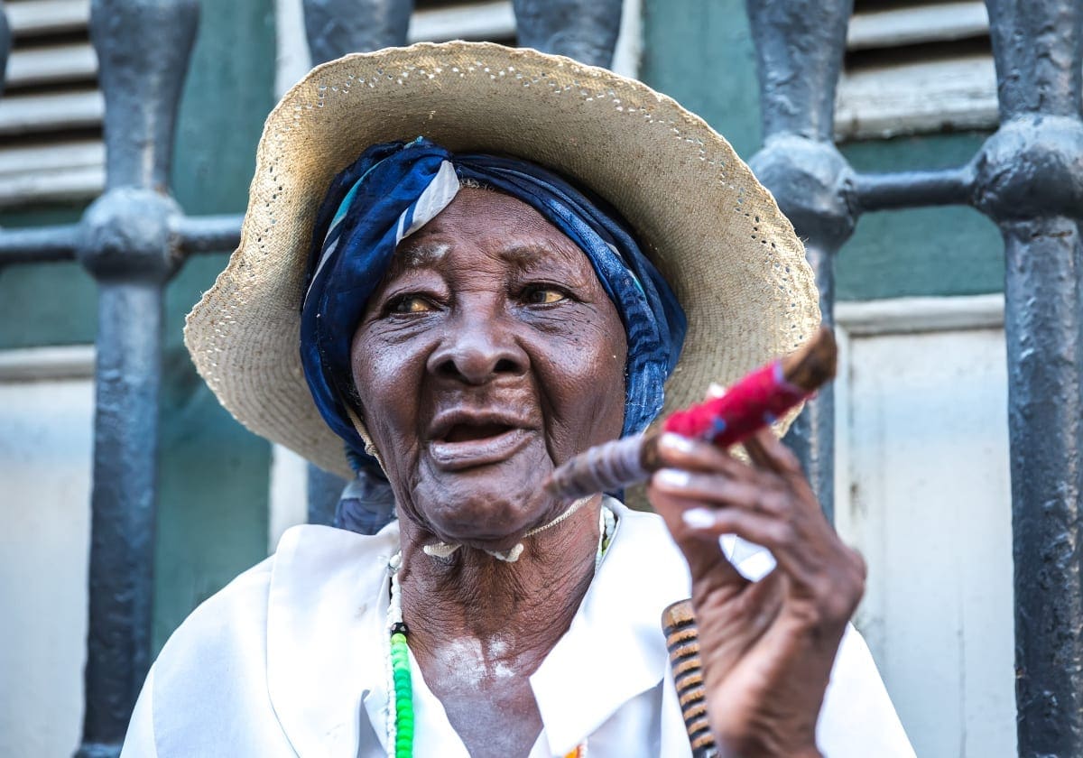 Ældre kvinde med cigar
