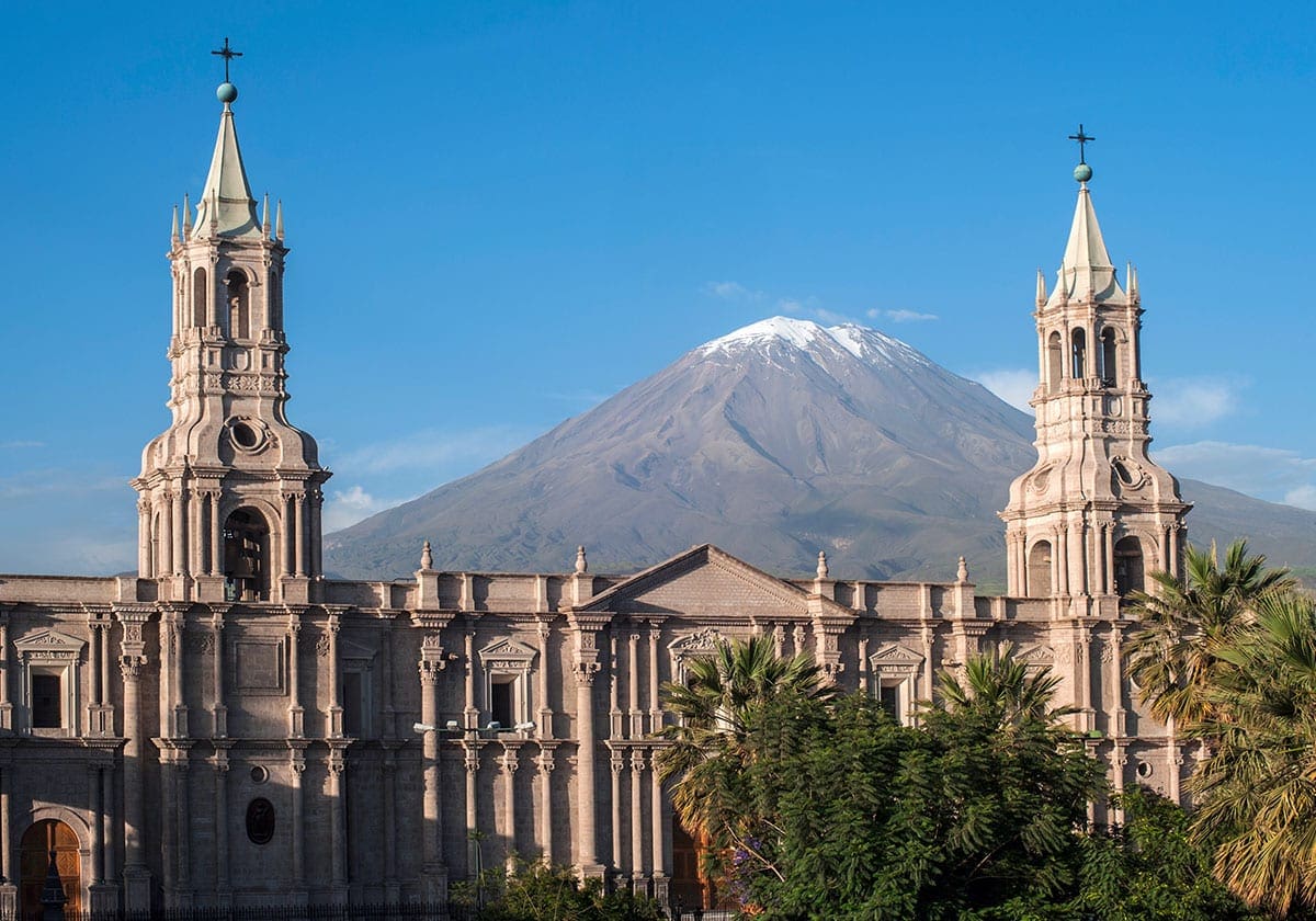 Katedralen og vulkanen El Misti