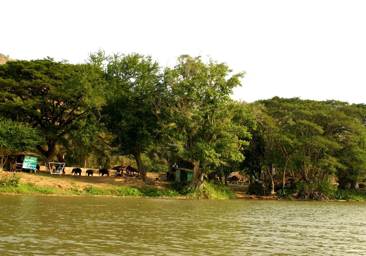 En mindre landsby langs floden