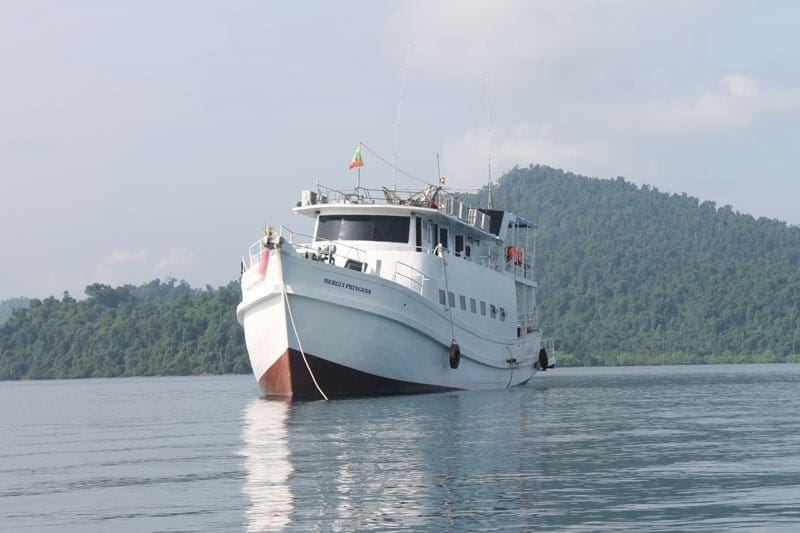MV Mergui Princess sejler i smukke omgivelser