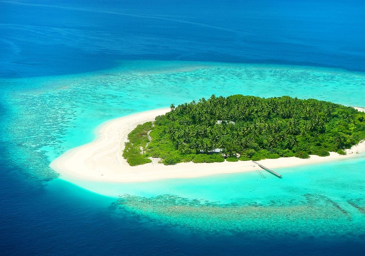 Frodig, lille atol i Maldiverne