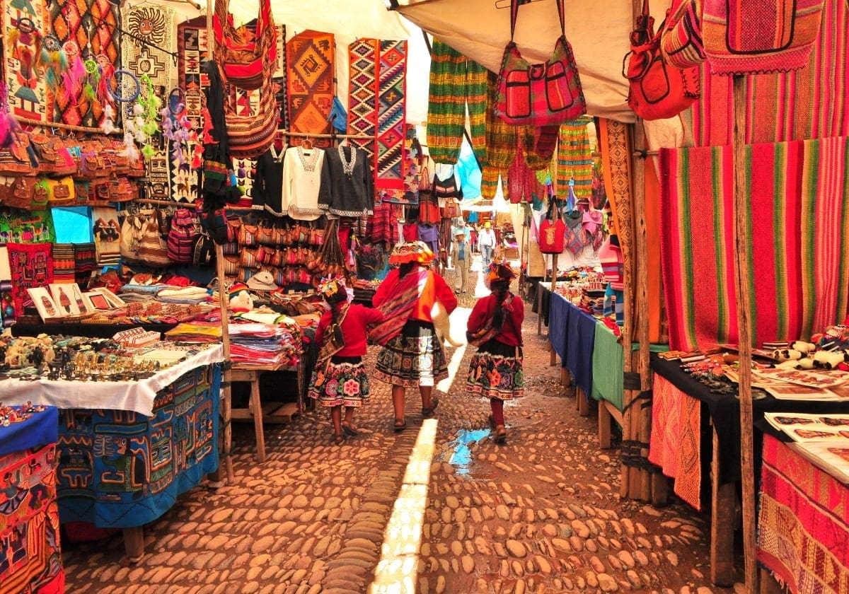 Piger på farvestålende marked i Cuzco
