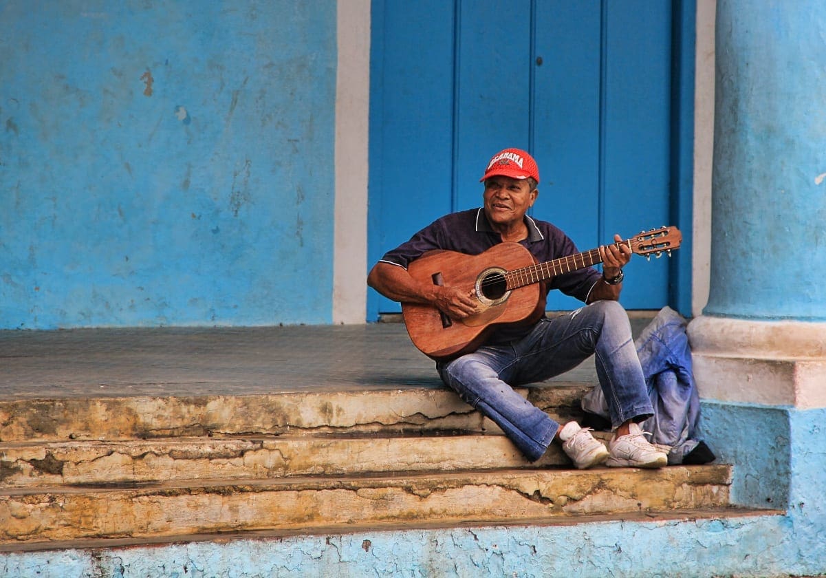 Glad cubaner med hans guitar