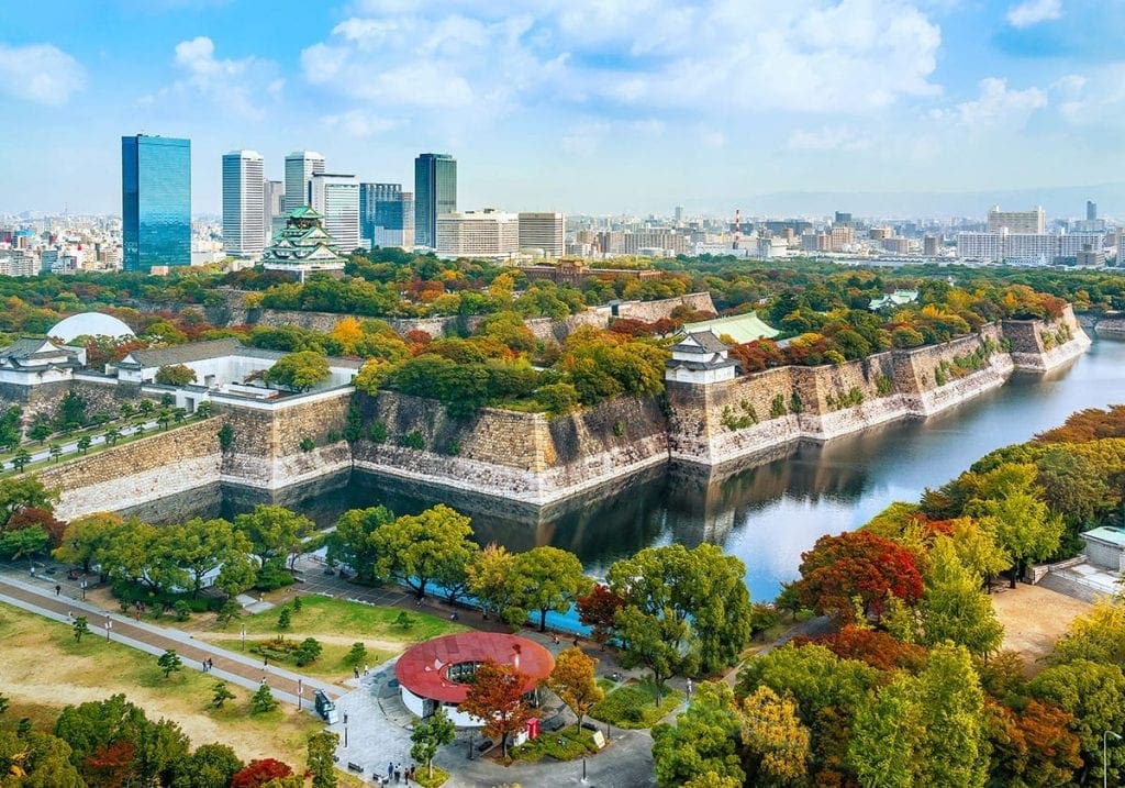 Osaka med slottet i forgrunden