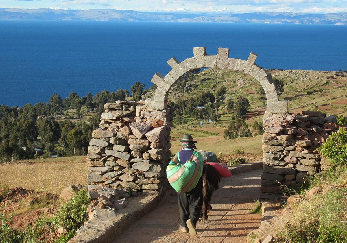 En af de ikoniske stenbuer ved Titicaca søen
