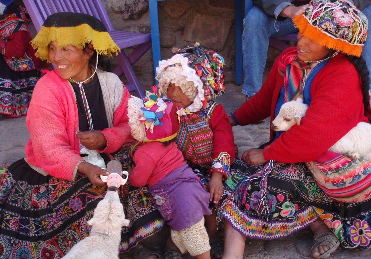Kvinder, børn og lam i Cuzco
