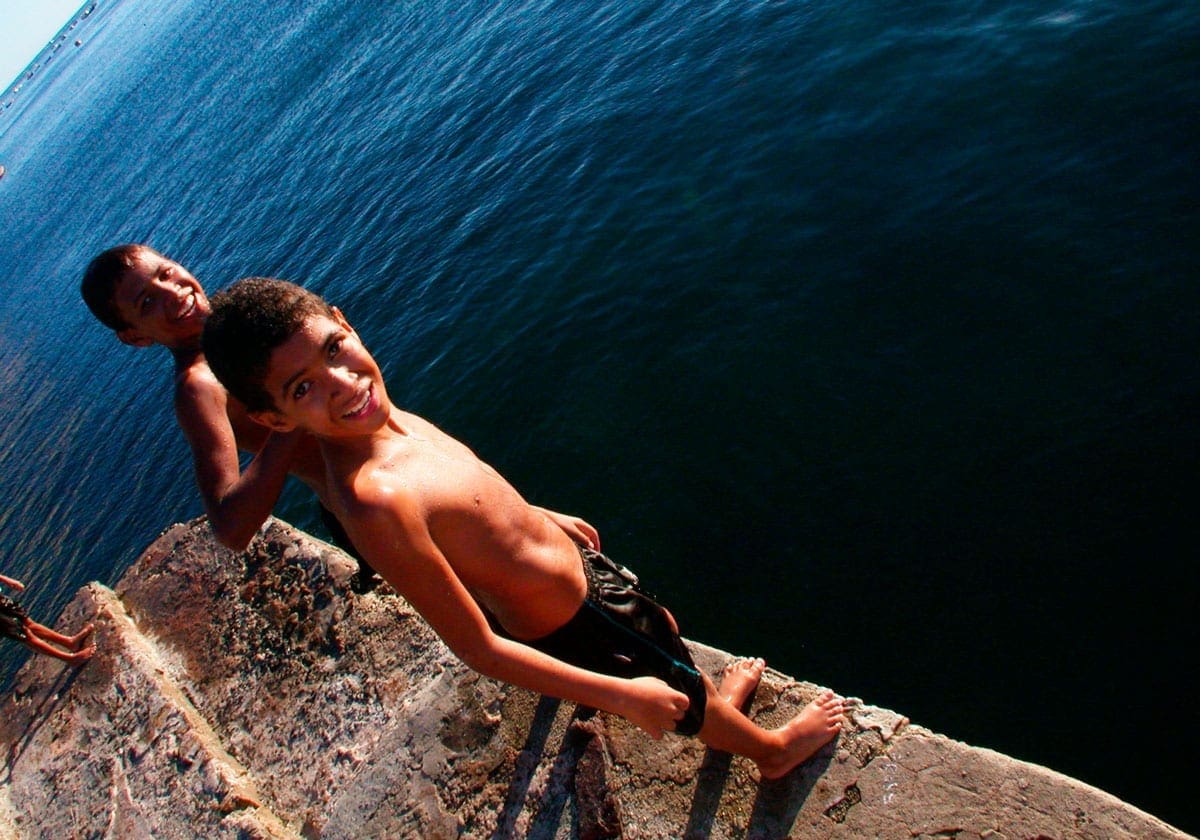Drenge klar til at hoppe i vandet i Salvador Drenge klar til at hoppe i vandet i Salvador