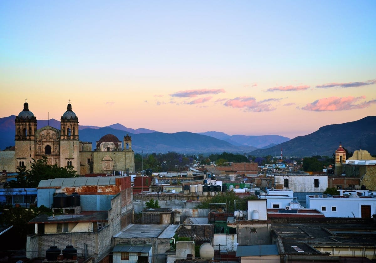 Hustage og kirke i Oaxaca