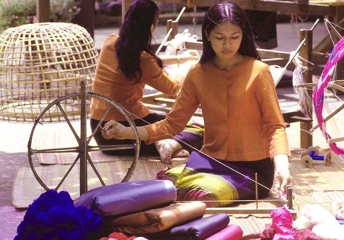 De thailanske kvinder vÃ¦ver silke