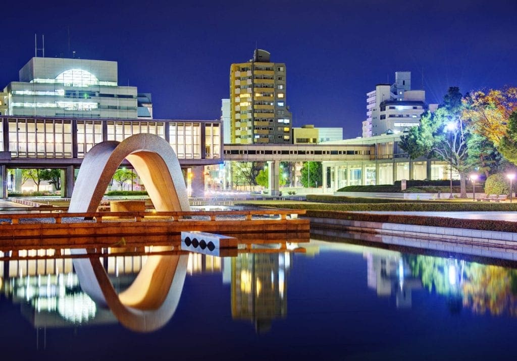 Hiroshima Peace Memorial Park om aftenen