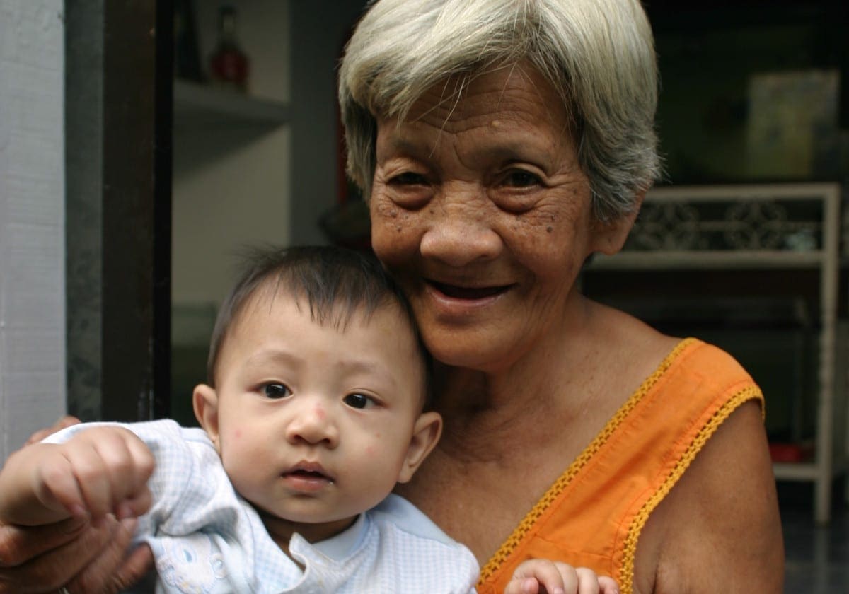 Barnebarn og bedstemor i Pai