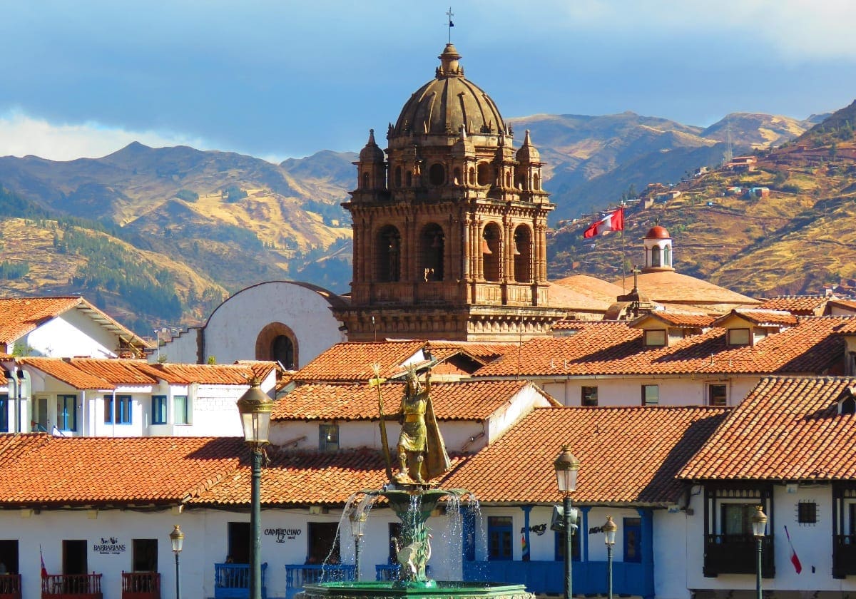 Cuzco by og bjerge i baggrunden