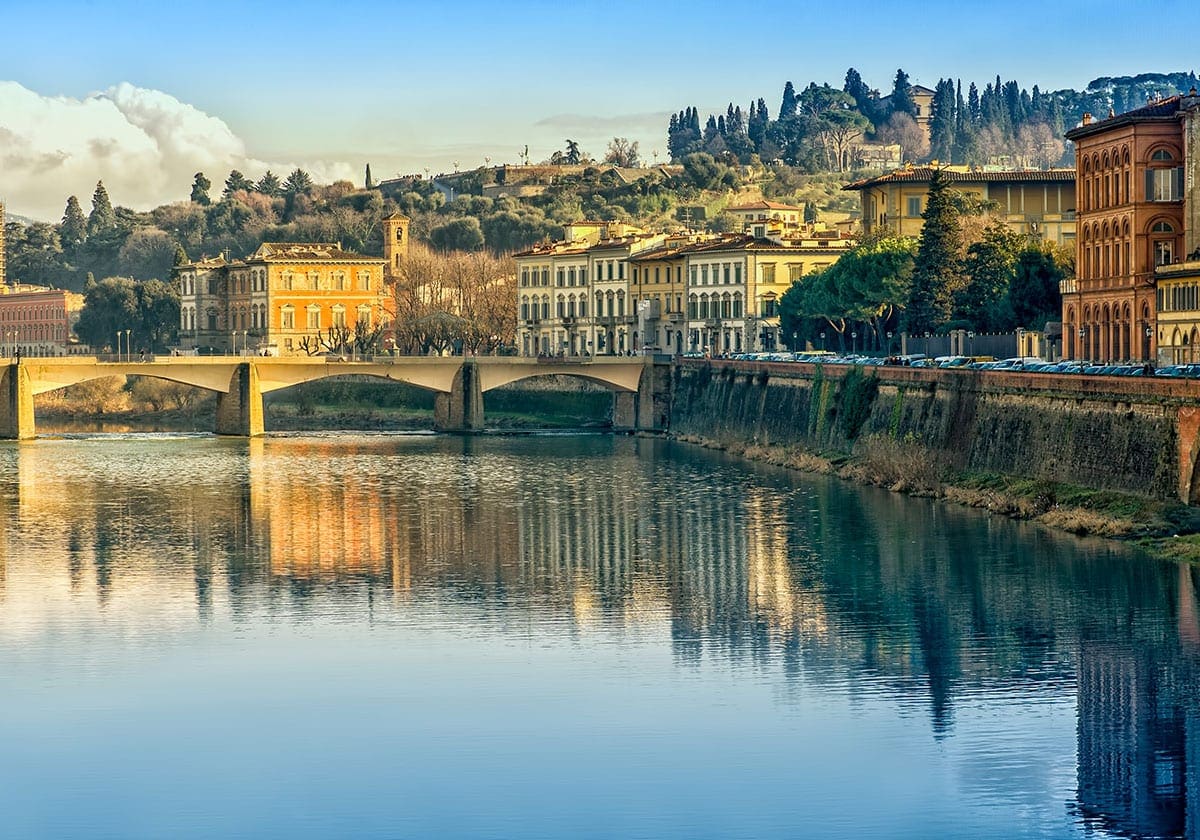 Arno floden lÃ¸ber igennem Firenze