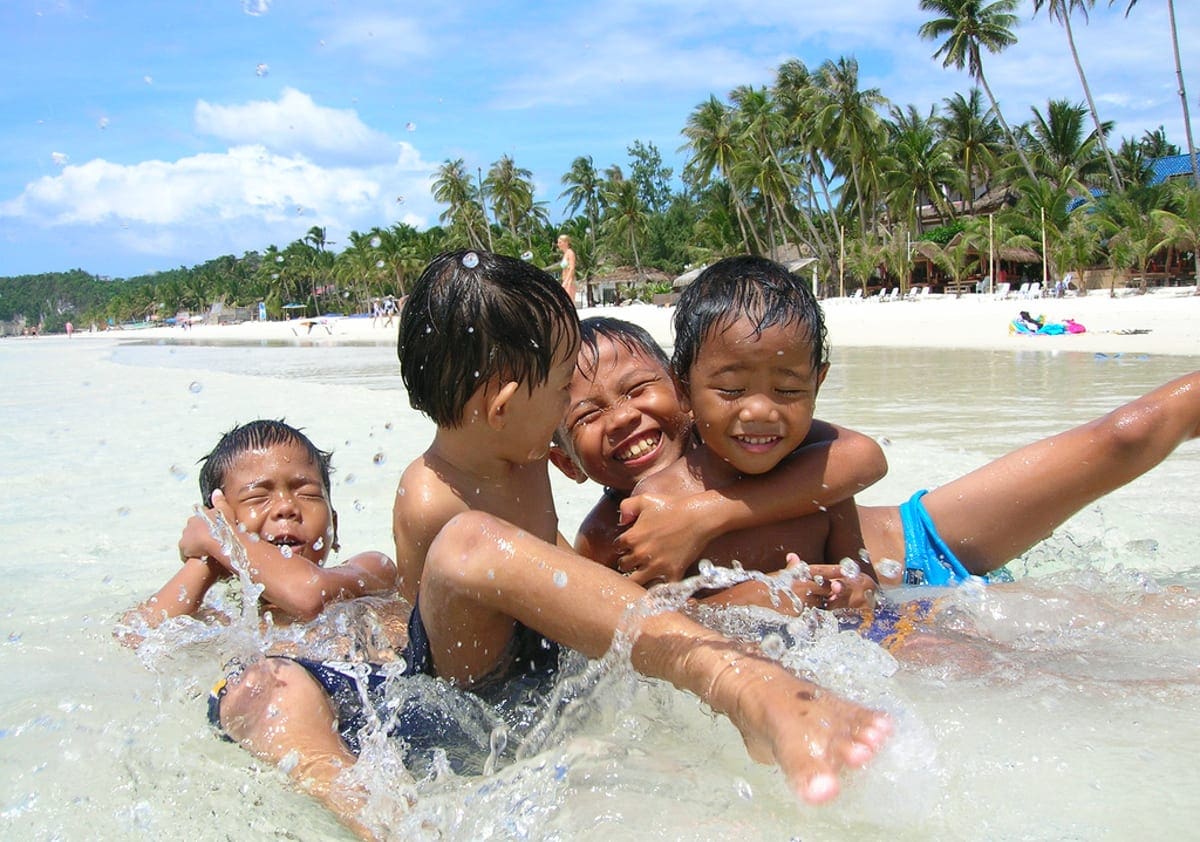Glade børn på stranden