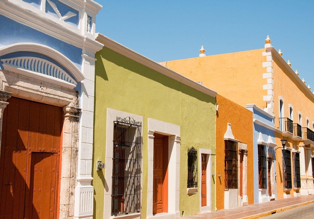 Farvestrålende huse i Campeche