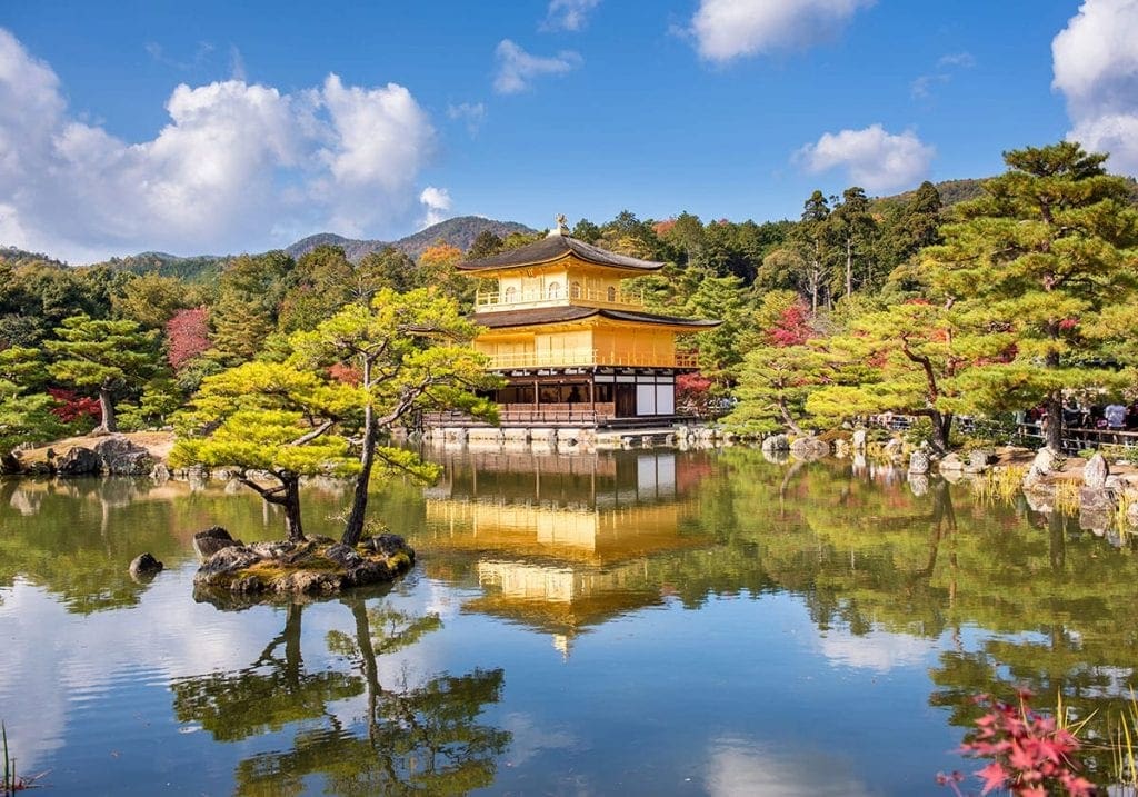 Den gyldne pavillon ved Kinkakuji templet
