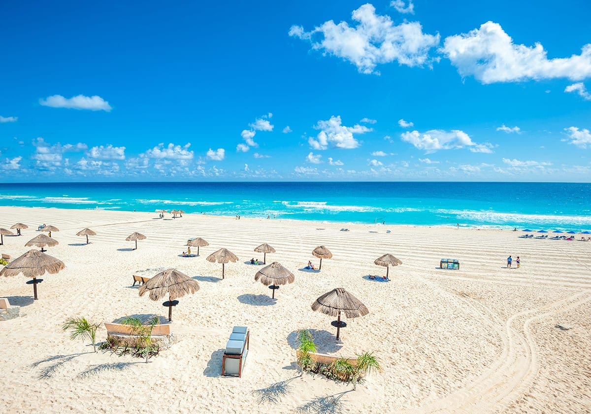 Parasoller på Cancuns flotte strand