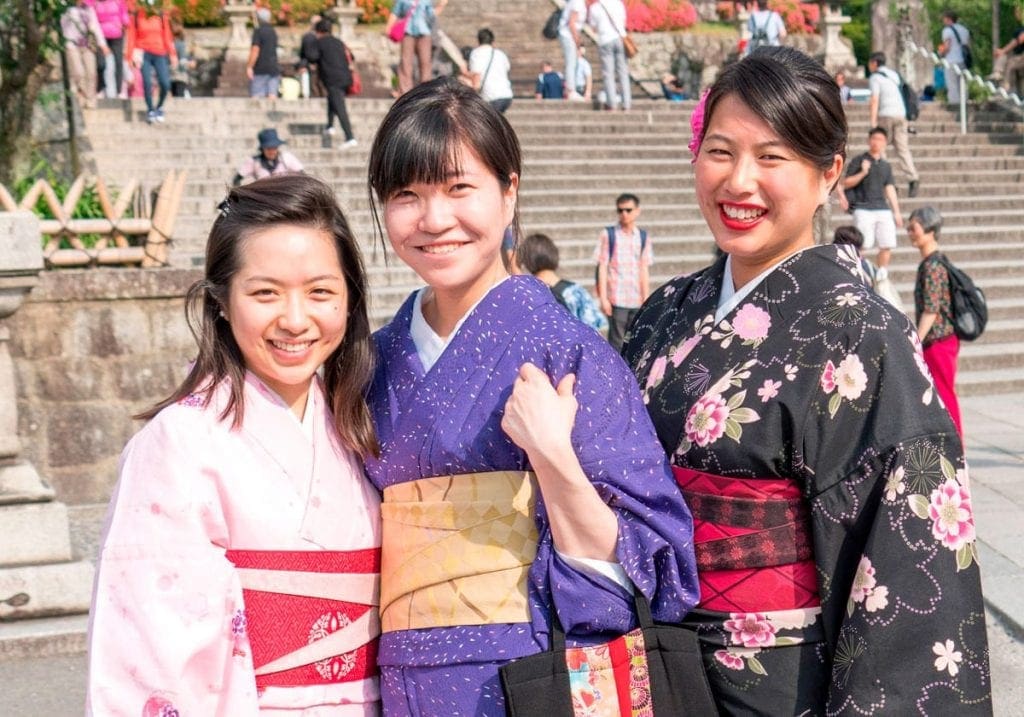 Unge kvinder i kimonoer i Tokyo