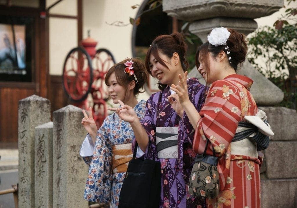 Japanske piger i nationaldragten kimono
