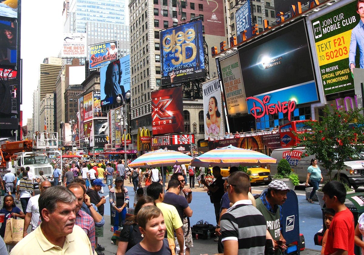 Oplev de kÃ¦mpe reklamer og de mange mennesker pÃ¥ Times Square