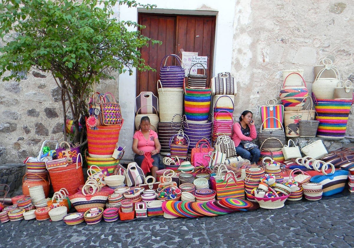 Kvinder som sælger deres håndarbejde i San Cristobal