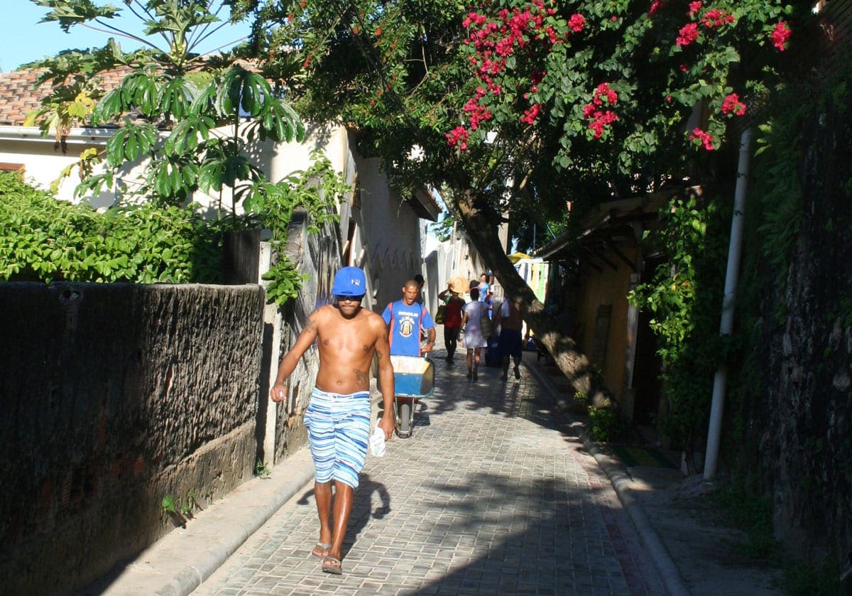Der er ingen biler på øen, så du skal gå rundt Der er ingen biler på øen, så du skal gå rundt